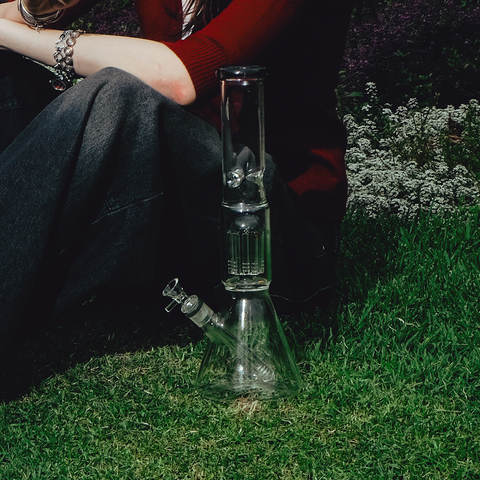 Shotties 40cm Glass Slit Fountain Beaker Bong - Clear Glass Beaker Bong Standing Upright on a flat surface with wide base