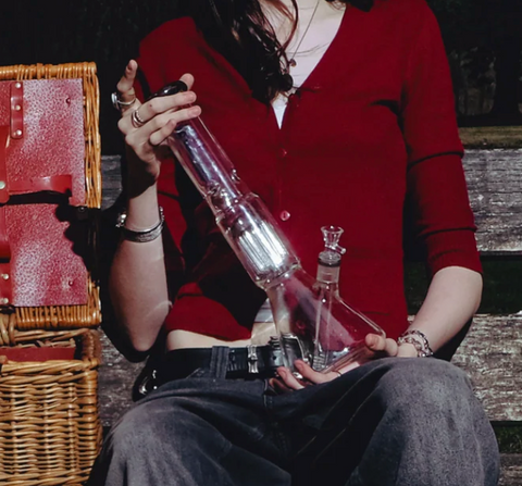 Shotties 40cm Glass Slit Fountain Beaker Bong – Clear Glass Beaker Bong Standing Upright Held by models